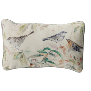 ALMOFADA RETANGULAR PADRÃO COM PASSARINHO COM FUNDO BEGE E DEBRUM