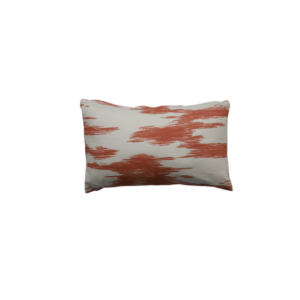 ALMOFADA RETANGULAR IKAT FUNDO BEGE PADRÃO TERRACOTA