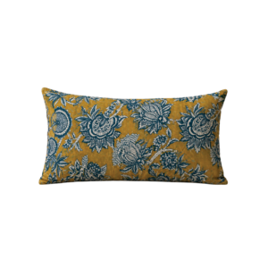 ALMOFADA RETANGULAR FLORES AZUIS COM FUNDO AMARELO