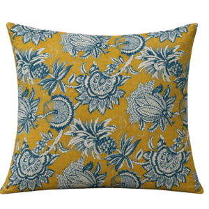 ALMOFADA QUADRADA FLORES AZUIS COM FUNDO AMARELO